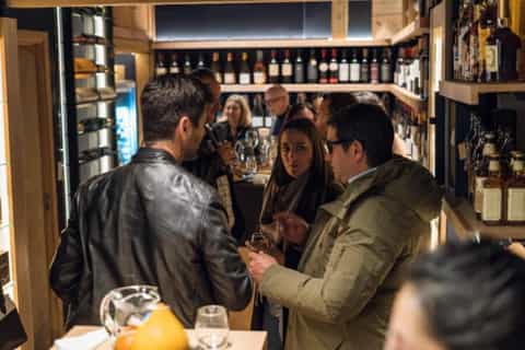 O que fazer à noite em Bariloche - Bariloche para Brasileiros - Noche de Vinos – degustação de vinhos argentinos - Vale Liberdade