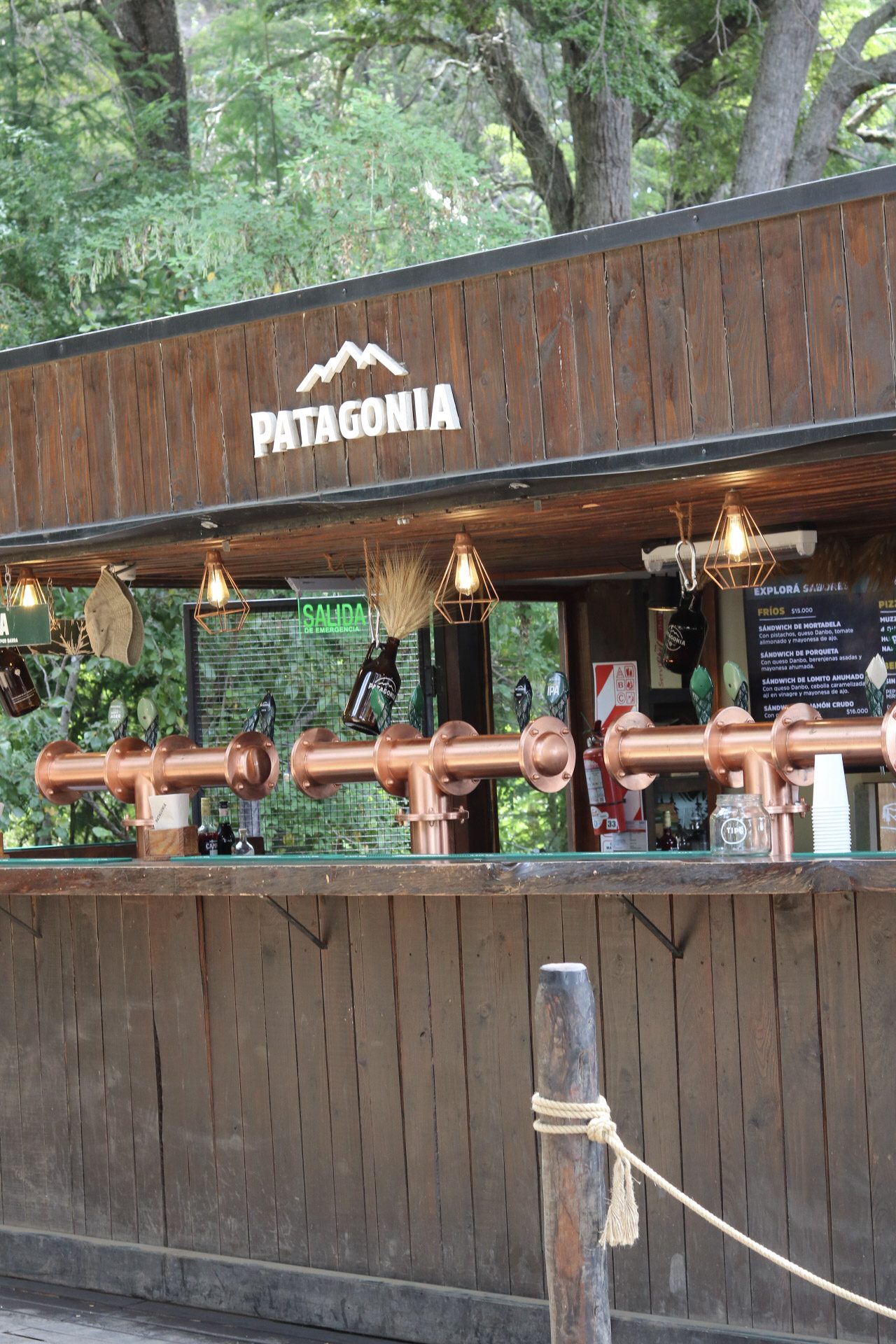 villa la angostura bariloche: balcão de bar com marca Patagonia em Bariloche - Vale Liberdade
