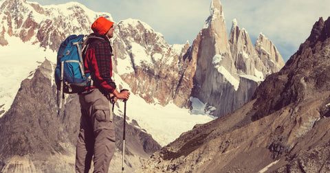 10 Trilhas Inesquecíveis pela Patagônia Argentina: mulher caminhando na neve em montanha da Patagônia argentina - Vale Liberdade