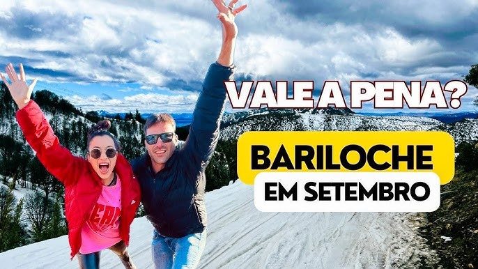 Vista do alto de montanha rochosa com névoa de neve e lago ao fundo em Bariloche