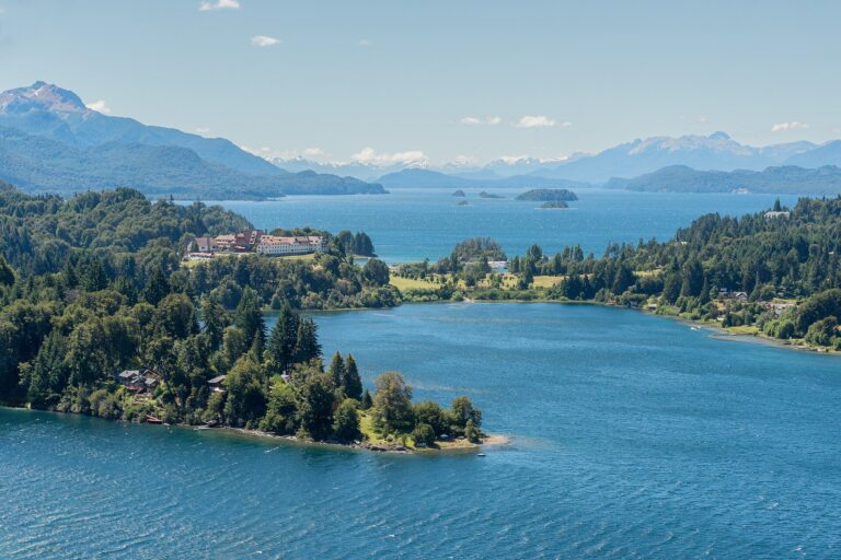 Bariloche e o Lago Nahuel Huapi vistos da Peninsula Llao Llao