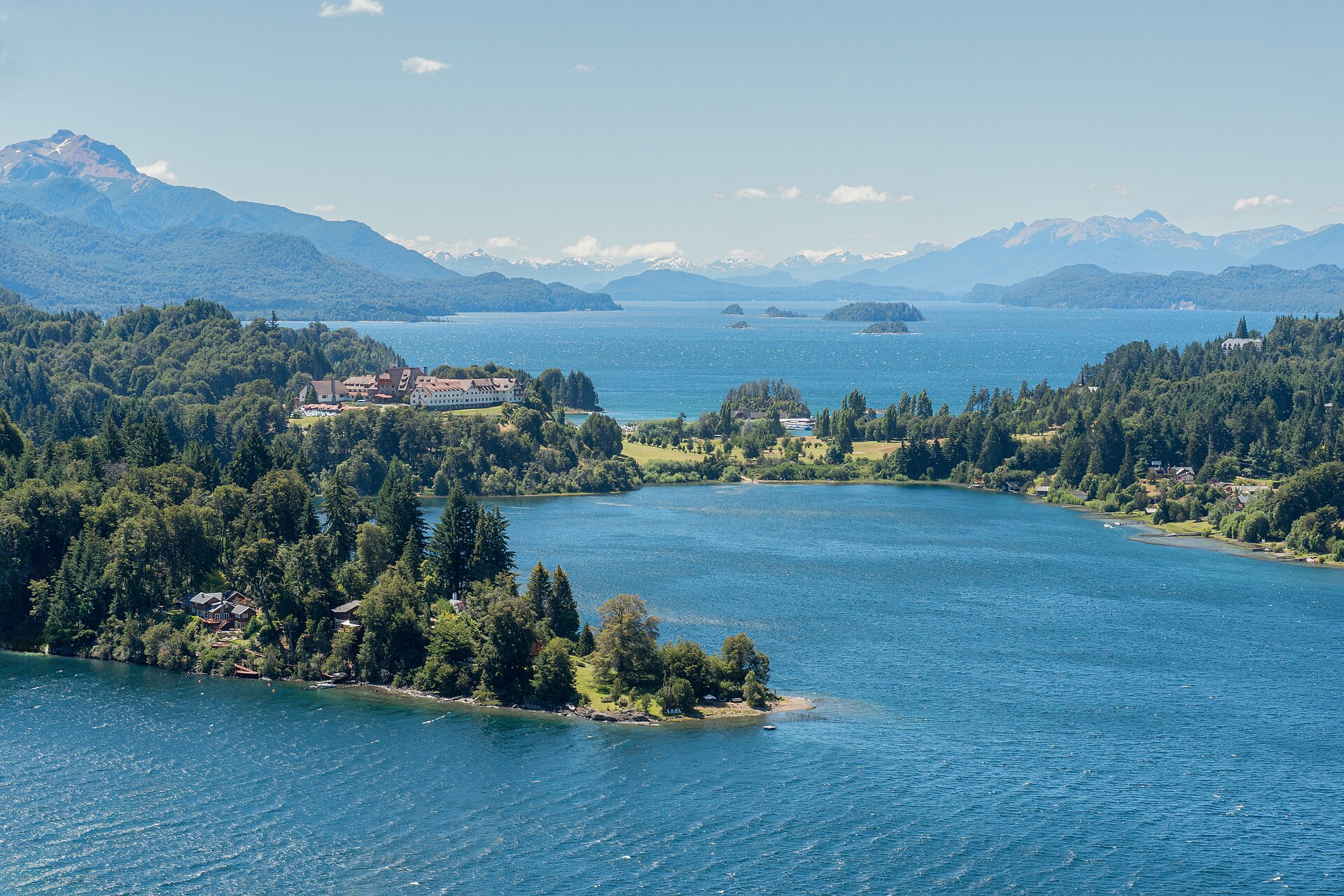 Bariloche e o Lago Nahuel Huapi vistos da Peninsula Llao Llao
