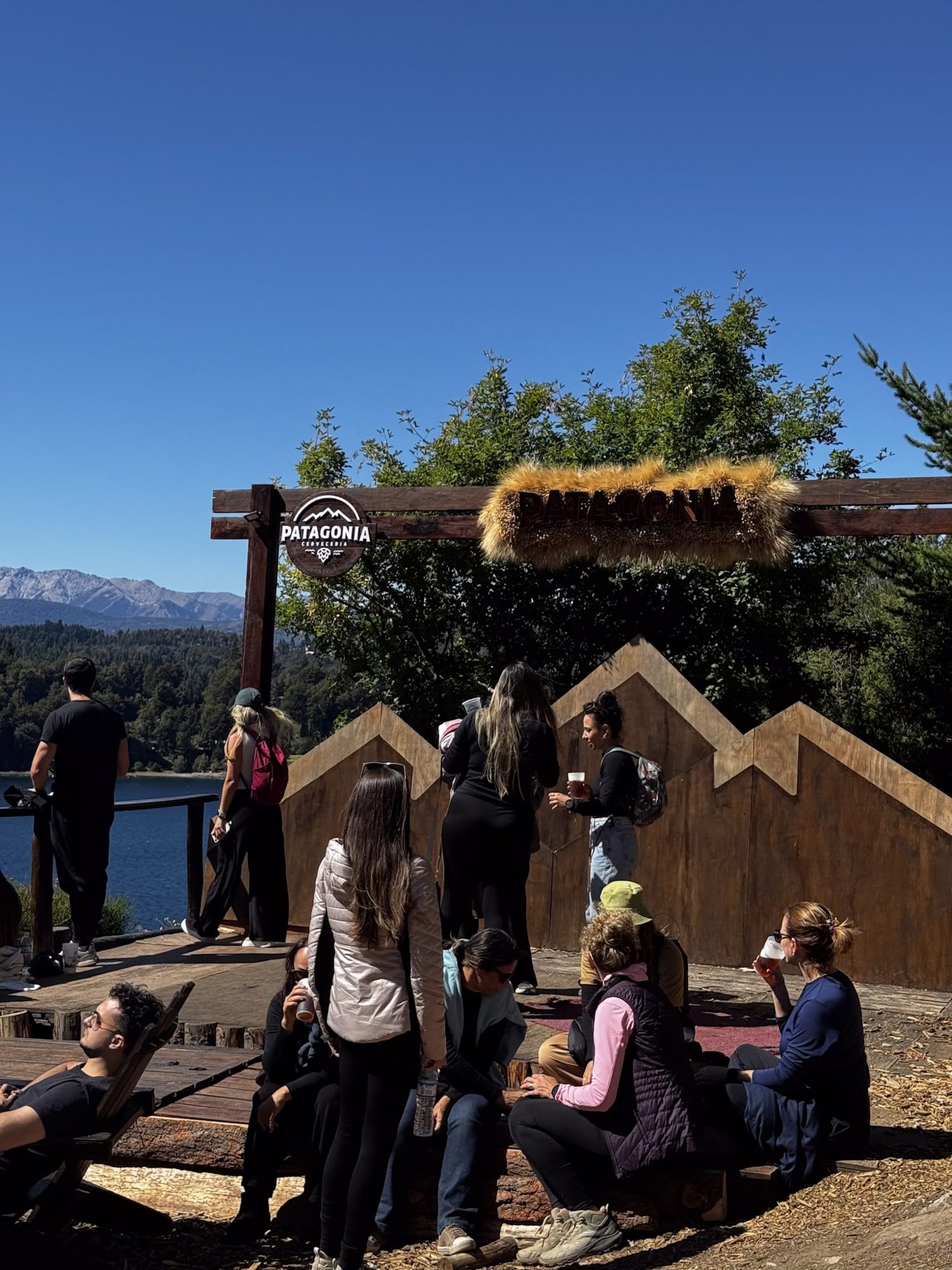 bariloche é perigoso: grupo de turistas em mirante com vista para lago e montanhas em Bariloche - Vale Liberdade