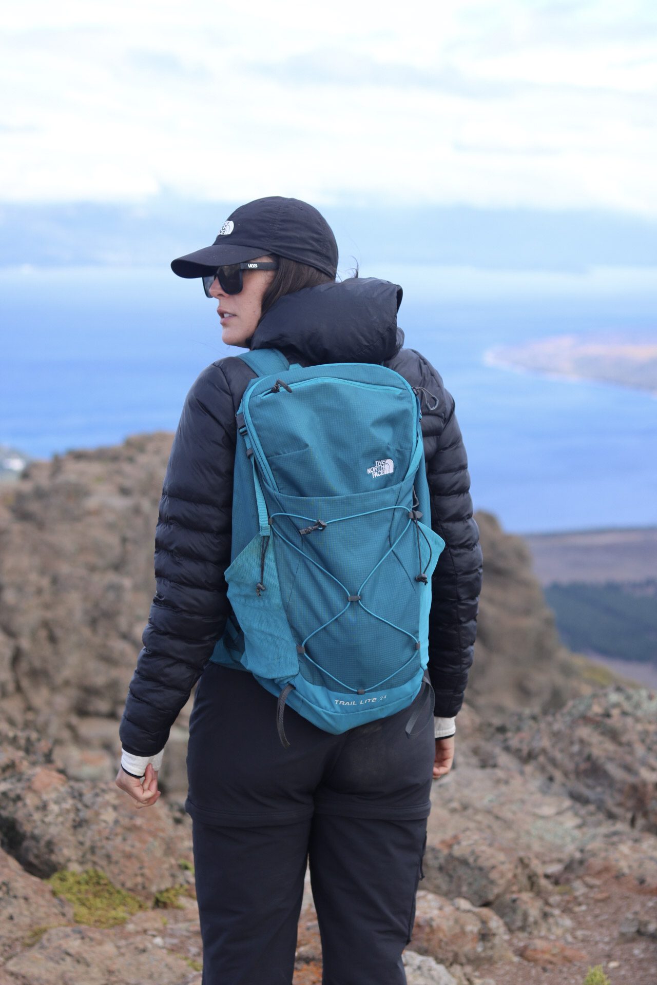 Dominique na Patagônia com mochila The North Face — equipamento certo para a neve