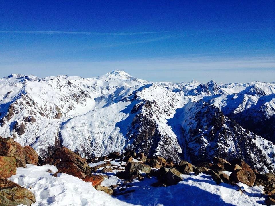 Bariloche em agosto: grupo de pessoas com motos de neve à noite em floresta nevada em Bariloche - Vale Liberdade