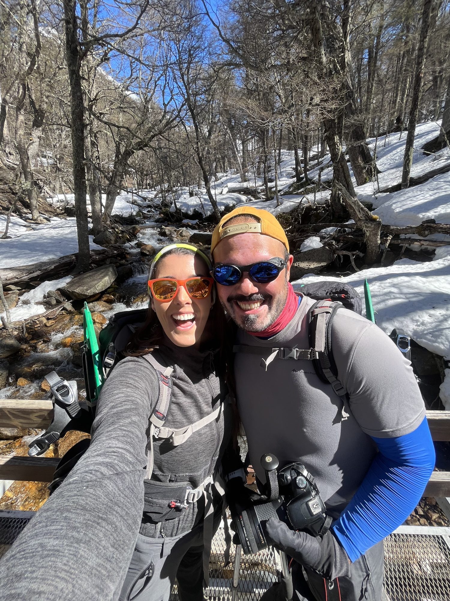 cerro catedral: casal sorri para selfie em trilha com neve em Bariloche - Vale Liberdade