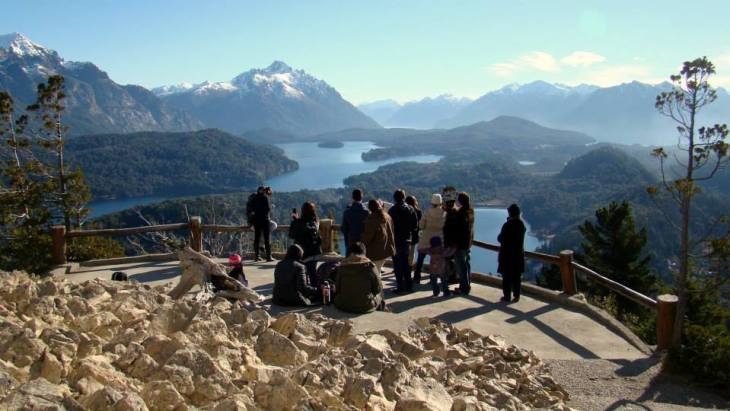 Bariloche em Outubro: ave pousada na neve com montanha coberta de neve ao fundo em Bariloche - Vale Liberdade