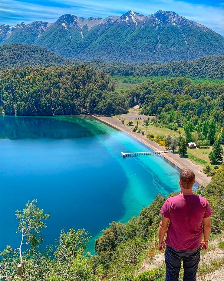 Praia do Lago Nahuel Huapi durante o verão em Bariloche com pessoas aproveitando o dia ensolarado