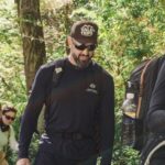 verão em Bariloche: Guia de trilha caminhando em floresta densa em Bariloche - Vale Liberdade