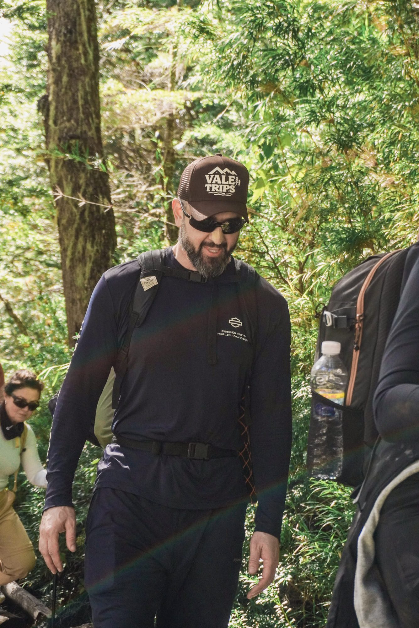 verão em Bariloche: Guia de trilha caminhando em floresta densa em Bariloche - Vale Liberdade