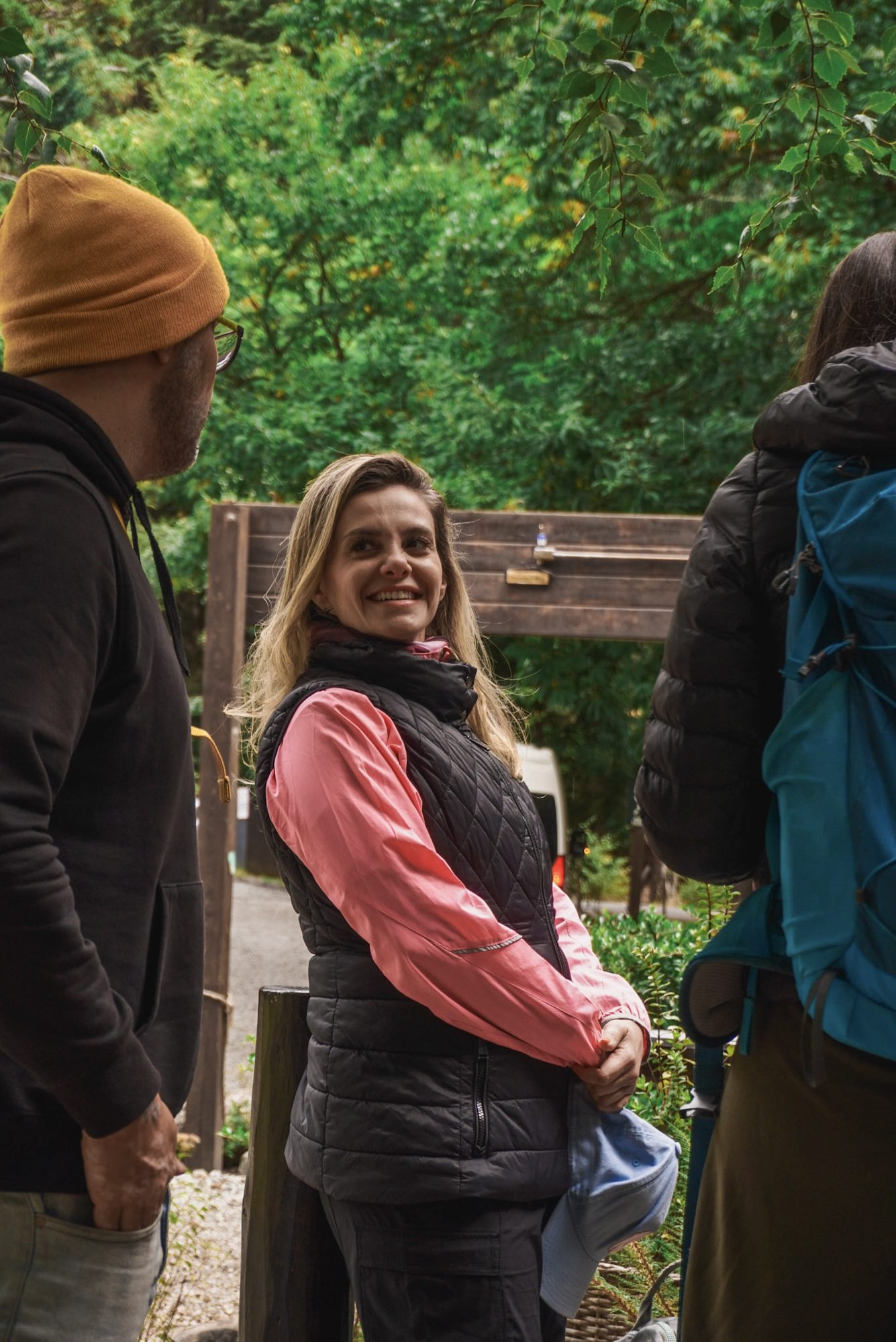 circuito chico: mulher sorrindo durante passeio em área natural em Bariloche - Vale Liberdade