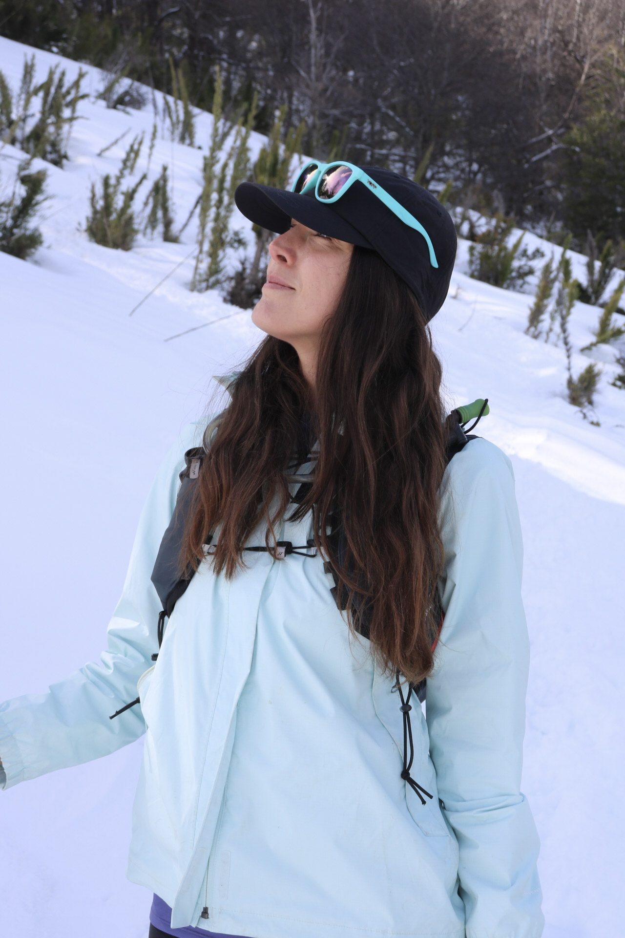 Como funcionam as cadenas de neve?: jovem com jaqueta menta e óculos de neve na montanha nevada de San Martin - Vale Liberdade