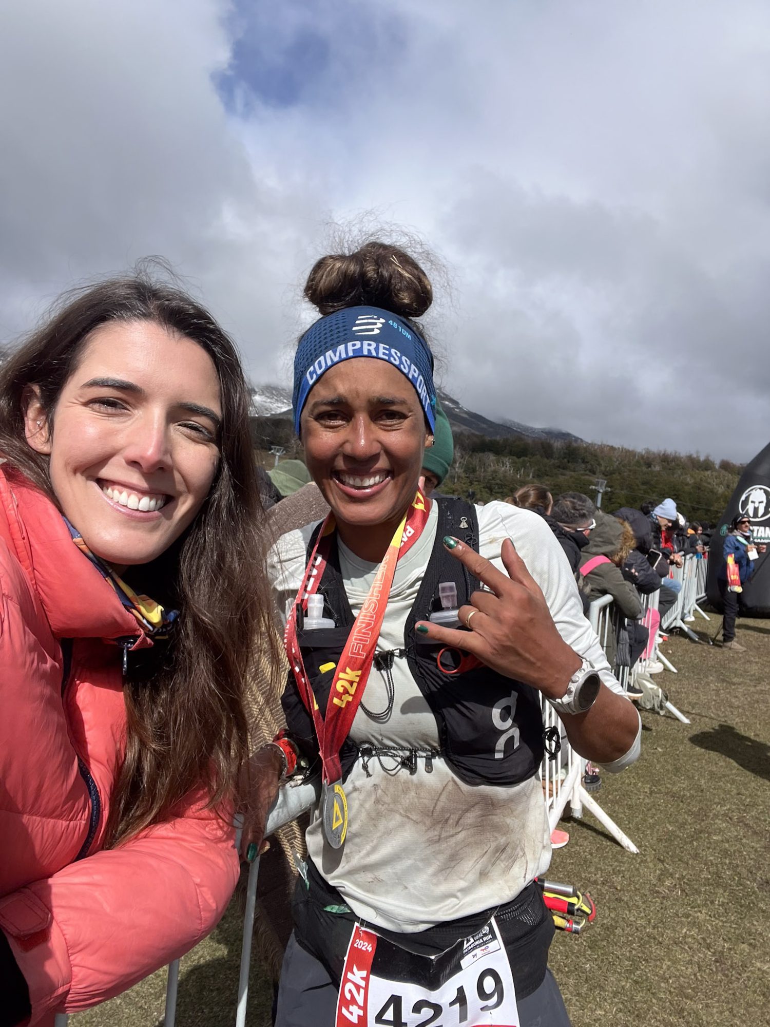 trail running feminino: duas mulheres posam sorrindo após corrida de montanha em San Martín - Vale Liberdade