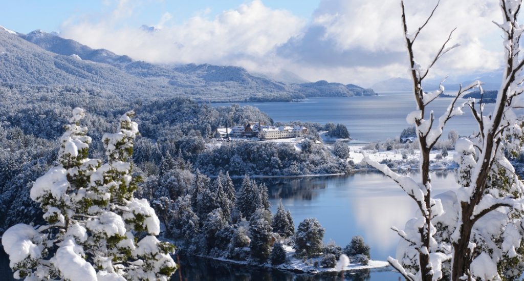 Turistas verificando a previsão de neve em Bariloche antes de um passeio ao Cerro Catedral