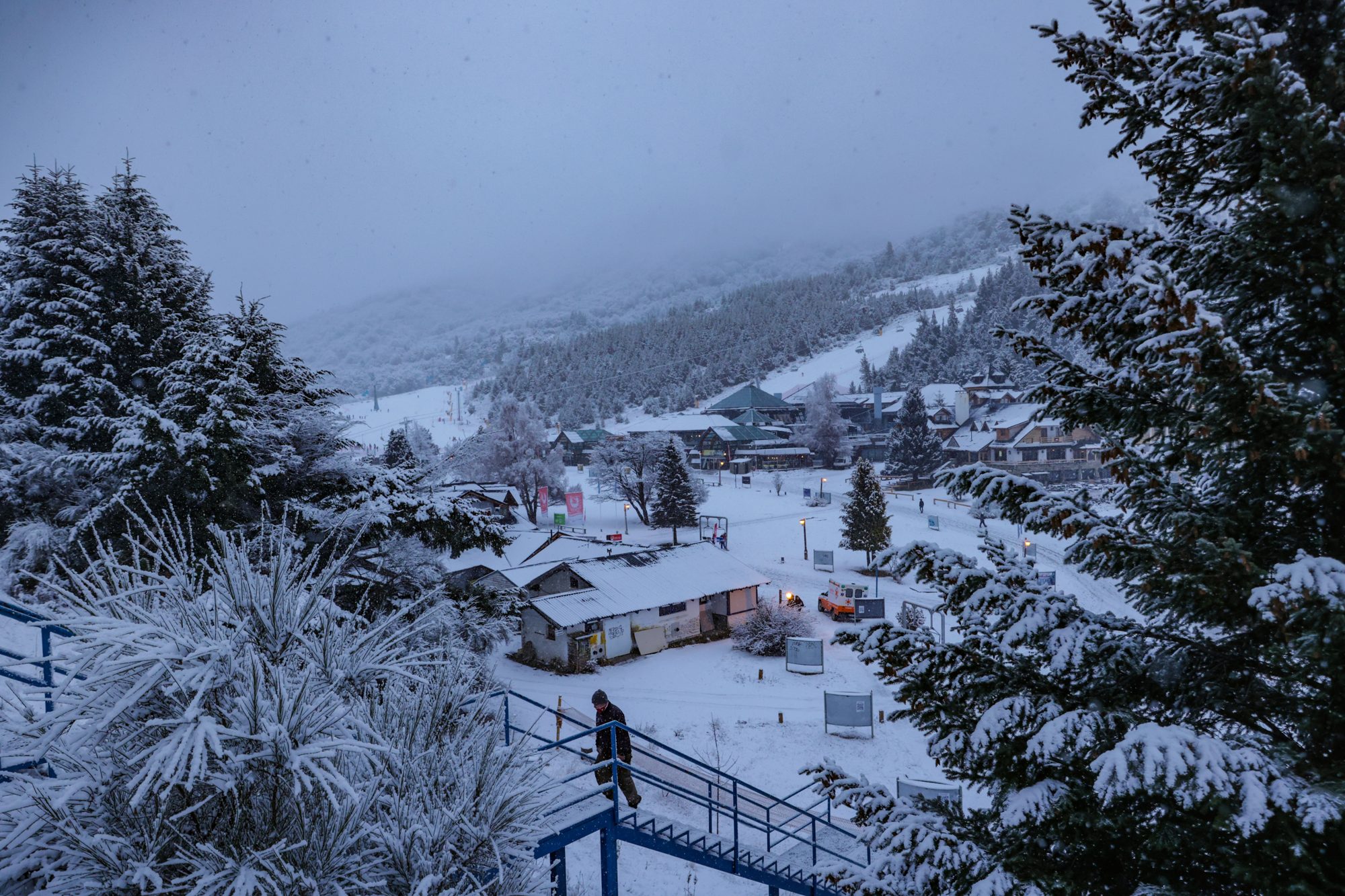 Família com crianças brincando na neve em Piedras Blancas, Bariloche, durante o inverno