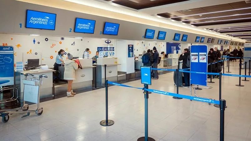 grupo de quatro amigos posando para selfie no aeroporto de Bariloche - Vale Liberdade