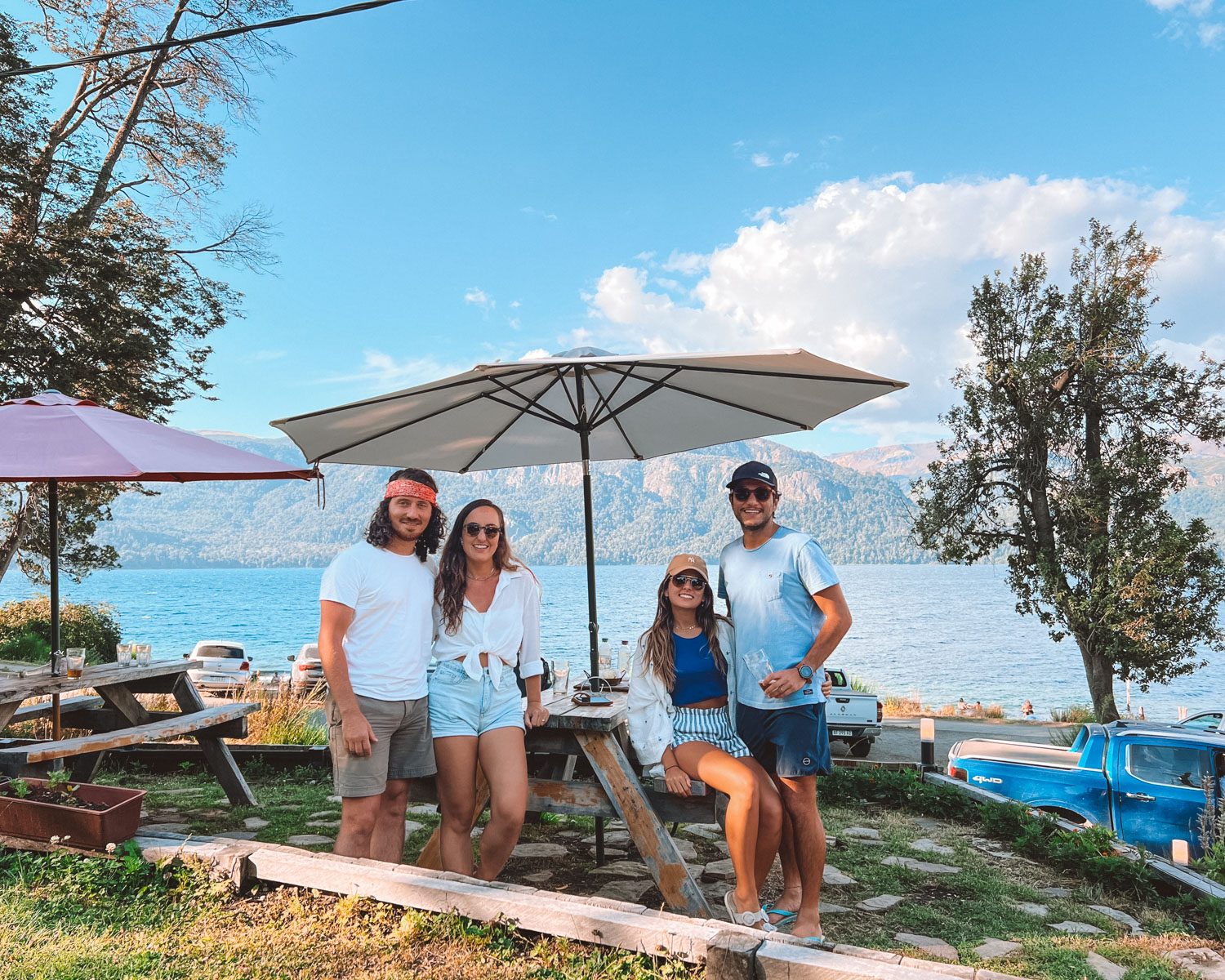 Pessoas praticando caiaque no Lago Nahuel Huapi durante o verão em Bariloche