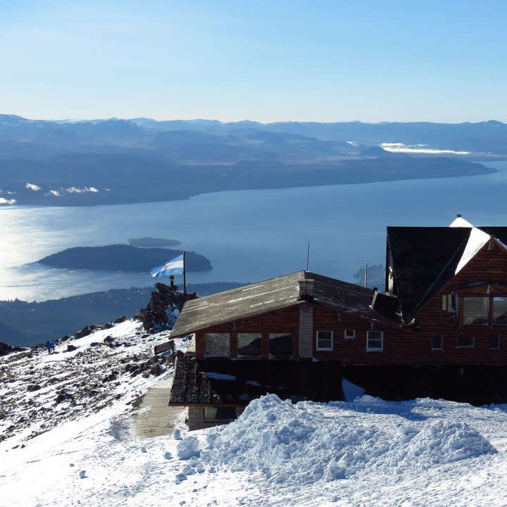 cerro catedral: Homem com jaqueta amarela Patagonia e boné laranja em paisagem nevada de Bariloche - Vale Liberdade