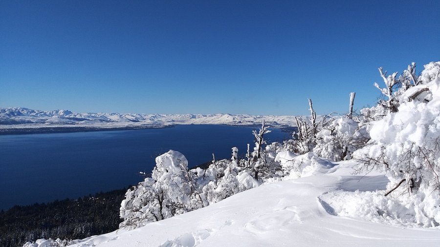 Piedras Blancas: Mulher com equipamento de esqui caminhando na neve em Bariloche - Vale Liberdade