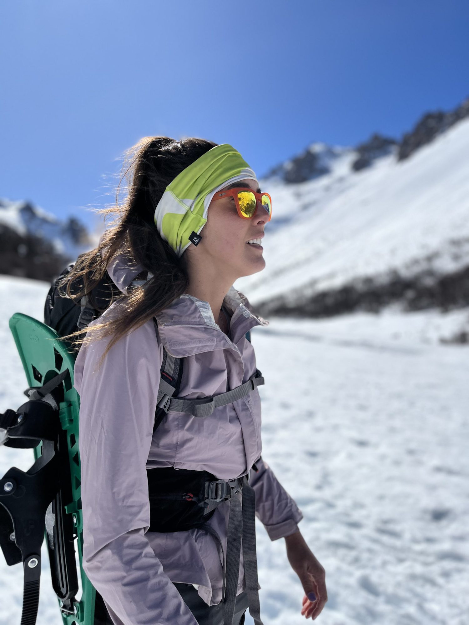 Piedras Blancas: Mulher equipada para esqui posando em encosta nevada de Bariloche - Vale Liberdade