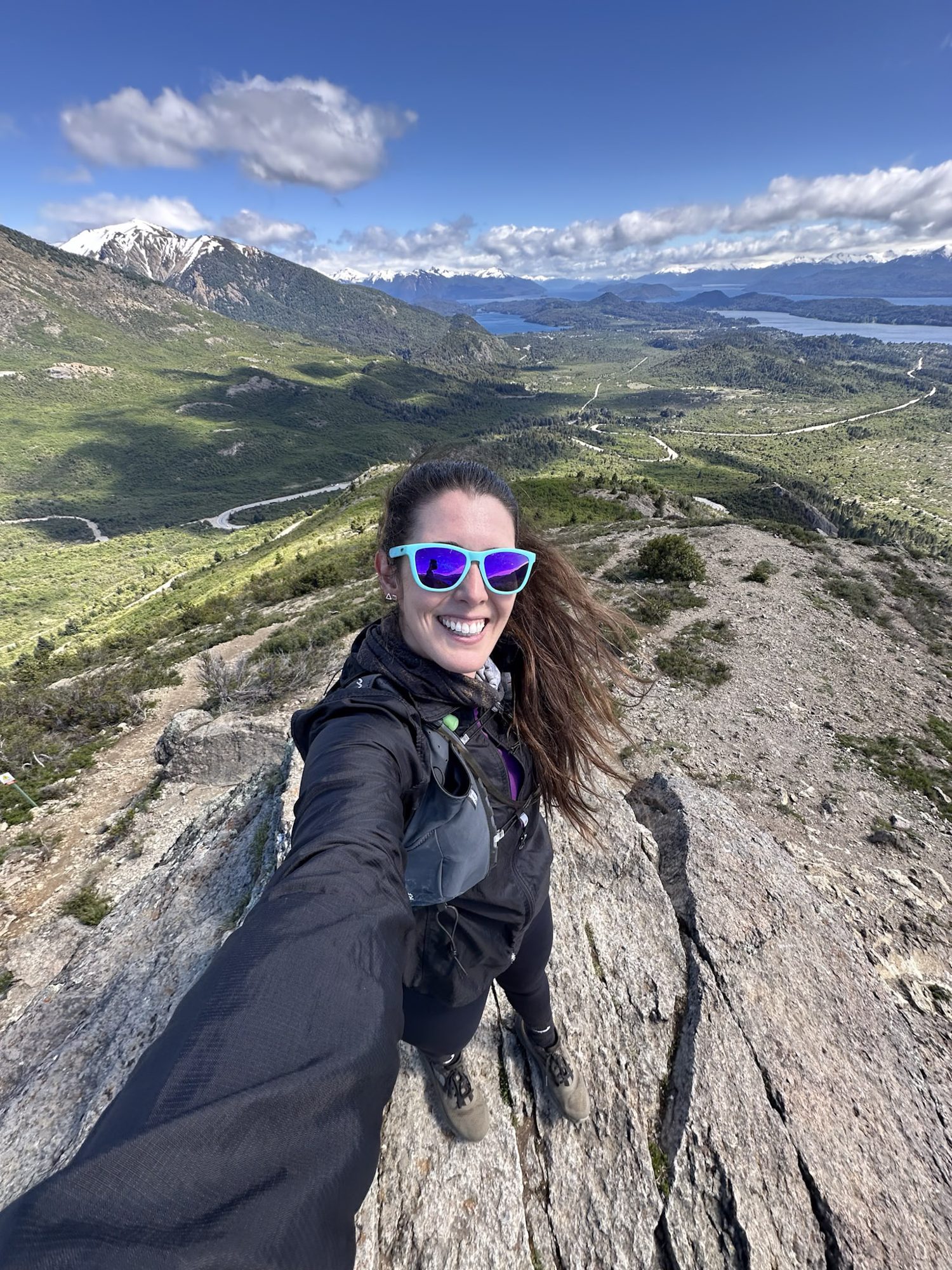 bariloche em fevereiro: selfie no topo de uma rocha com vista panorâmica do vale e lago em Bariloche - Vale Liberdade