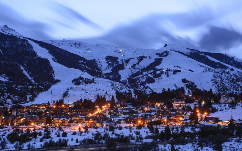 Centro de Bariloche durante uma nevasca, mostrando como fica a cidade quando neva em Bariloche