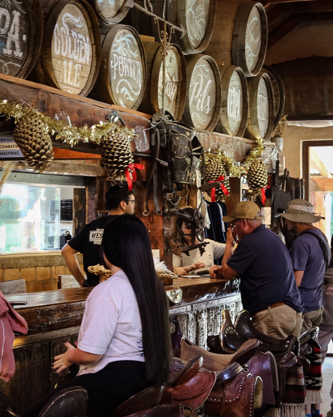 Bariloche em dezembro: interior de cervejaria artesanal em Bariloche com barris decorativos e clientes no balcão - Vale Liberdade