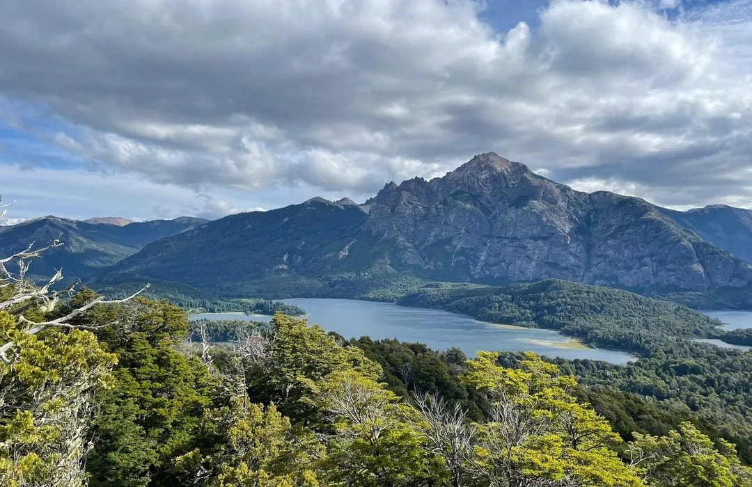 Correr em Bariloche: montanhas rochosas com neve e floresta nativa na Patagônia argentina - Vale Liberdade