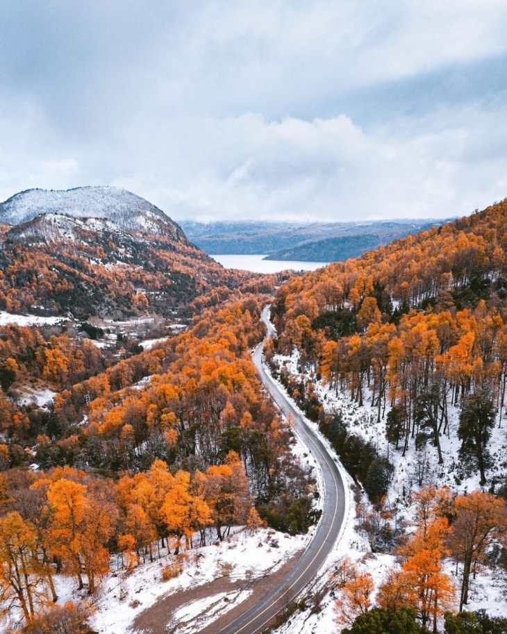 Montanhas de Bariloche no outono com os primeiros sinais de neve nos picos mais altos