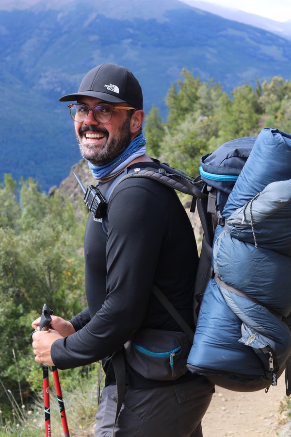 Homem em trilha de trekking a caminho do Refúgio Frey