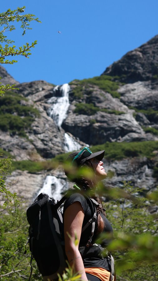 Trekker observando cascata do Refúgio Frey