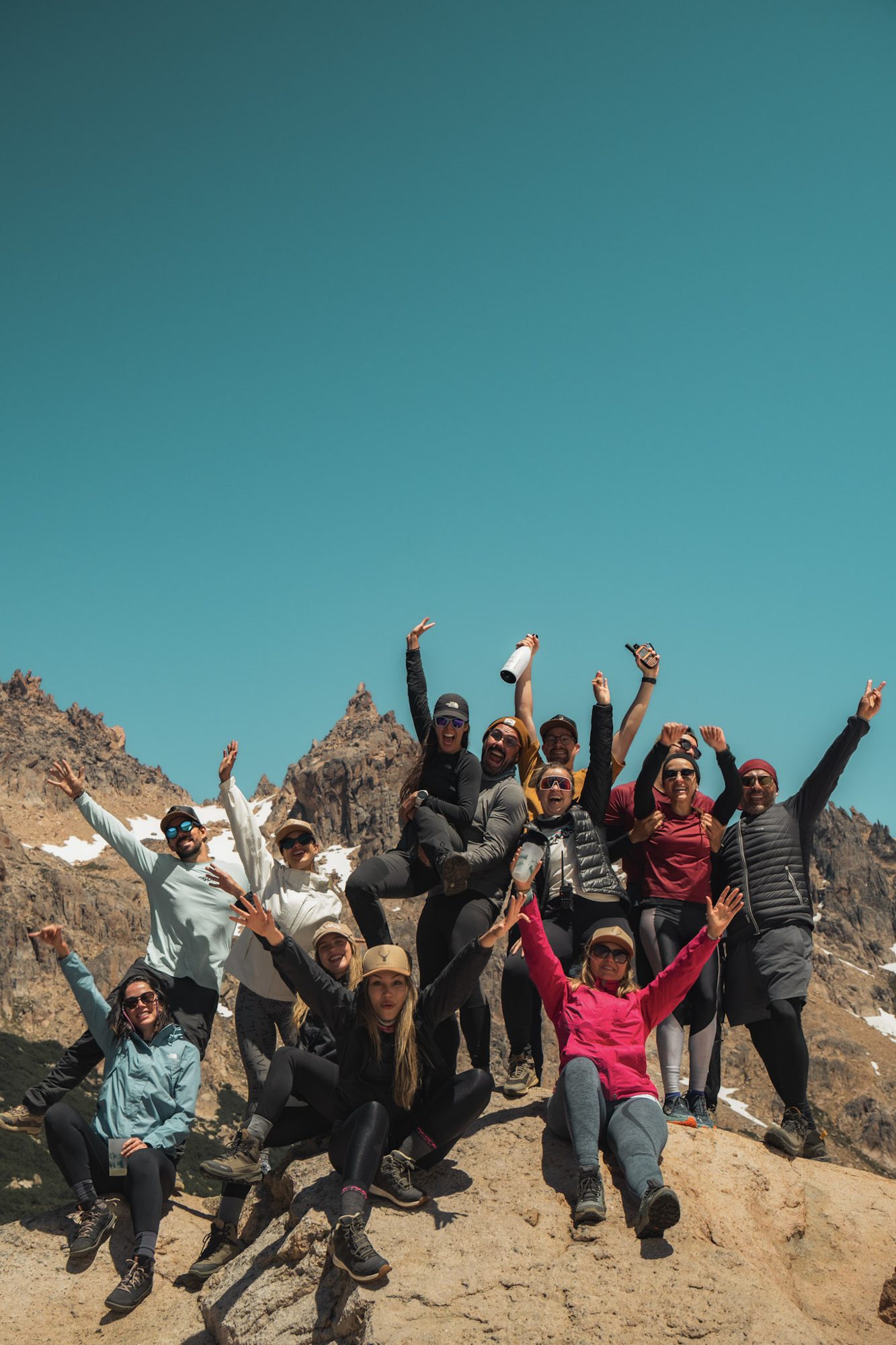 Requisitos para entrar na Argentina e voltar ao Brasil: Grupo de viajantes celebrando no topo de montanha na Patagônia argentina - Vale Liberdade