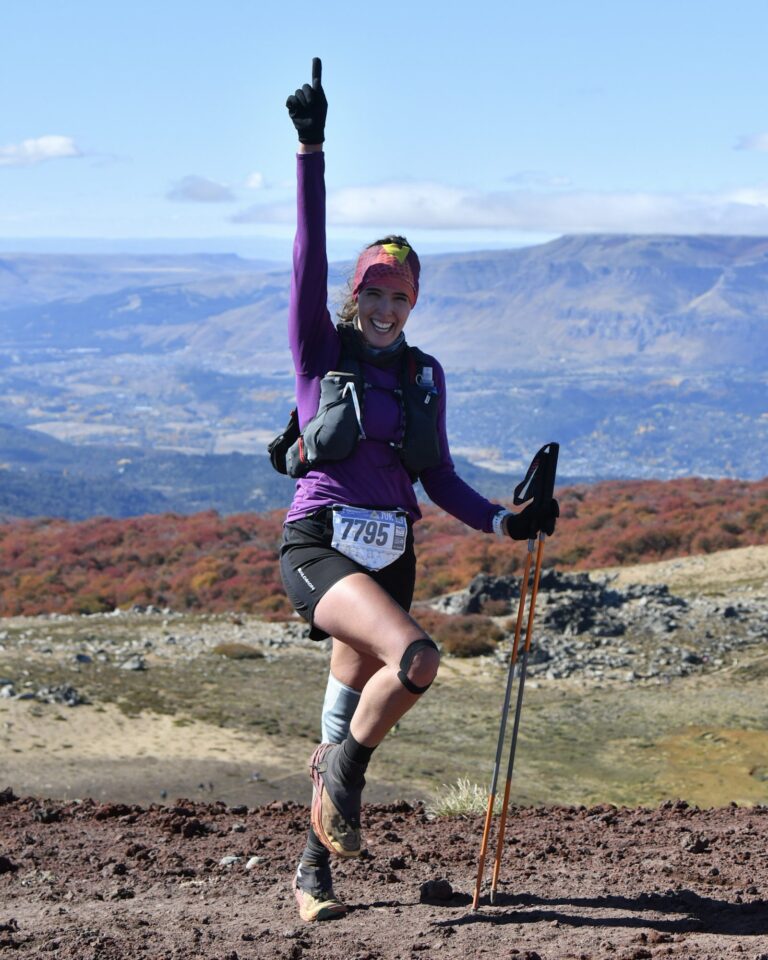 trail running feminino: Corredora celebra no topo durante prova de trail running na Patagônia argentina - Vale Liberdade