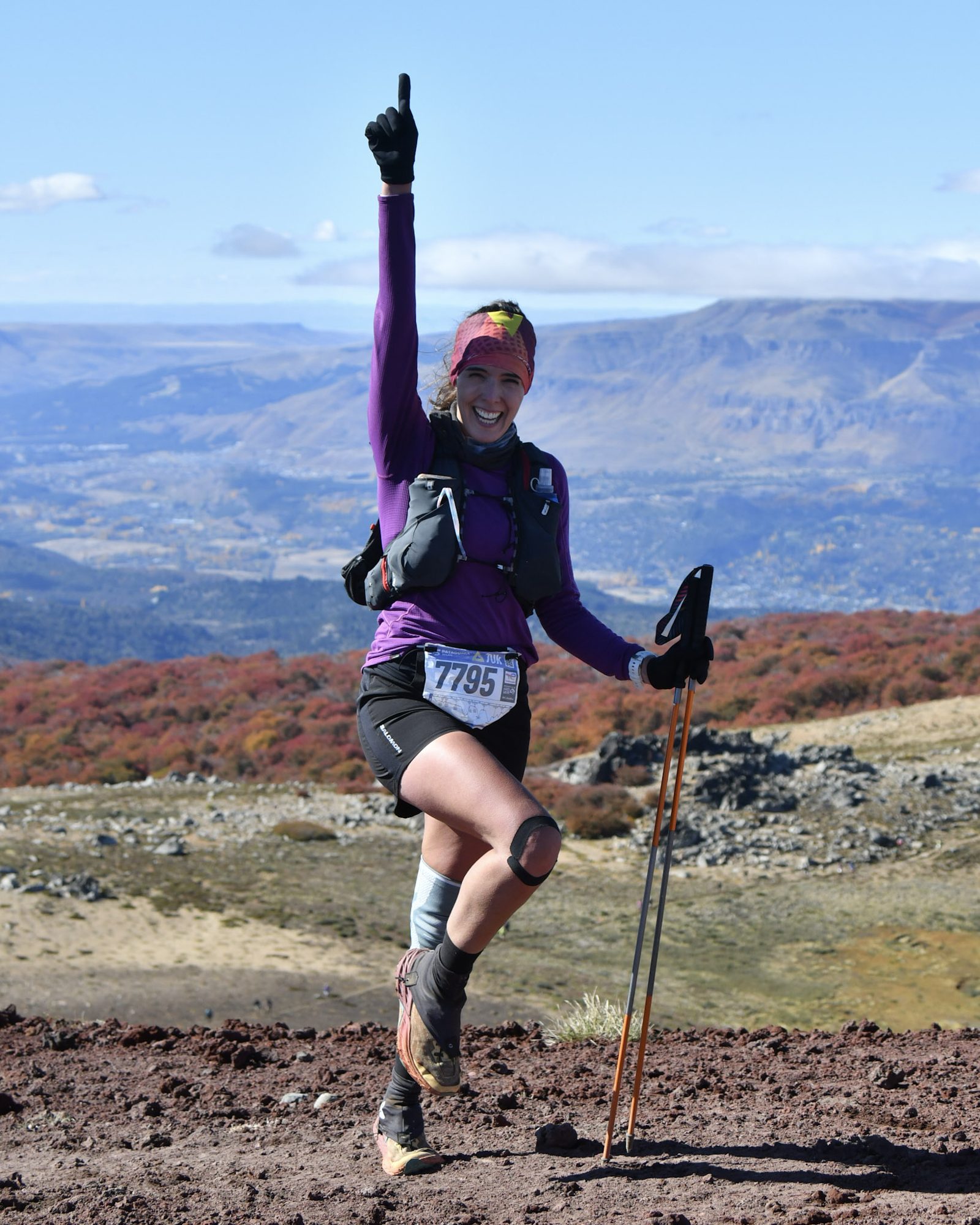 trail running feminino: Corredora celebra no topo durante prova de trail running na Patagônia argentina - Vale Liberdade