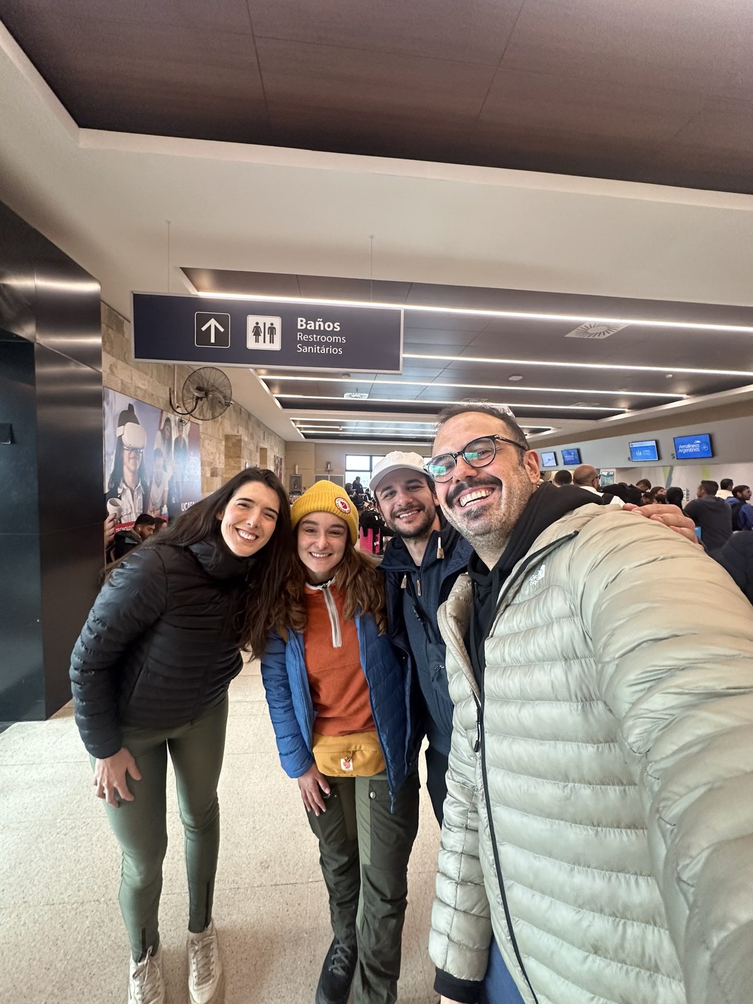 grupo de quatro amigos posando para selfie no aeroporto de Bariloche - Vale Liberdade