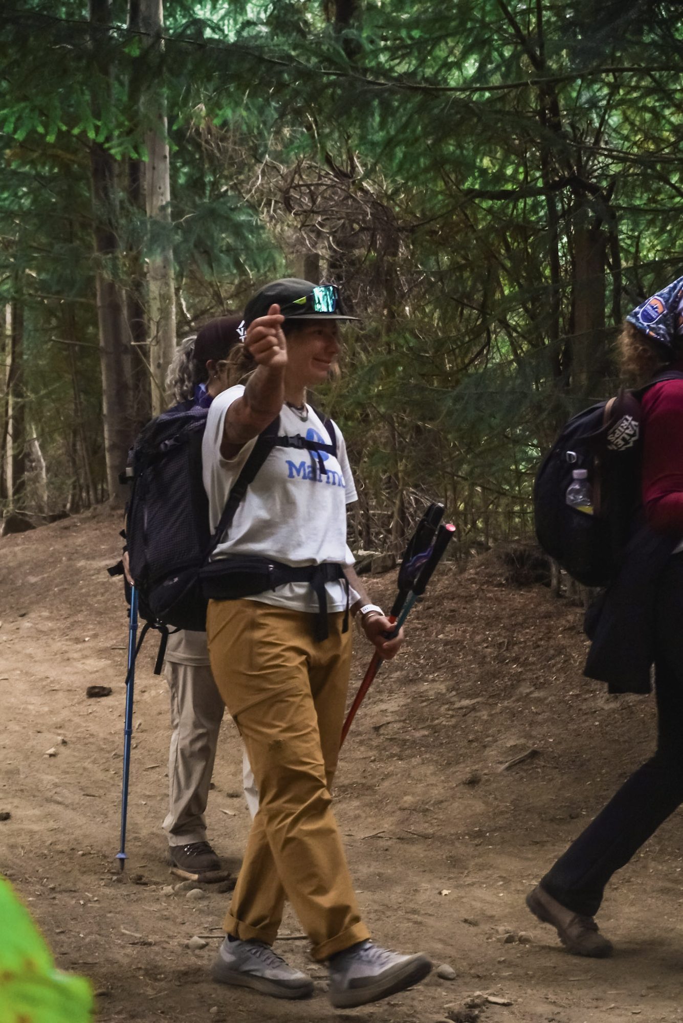 verão em Bariloche: guia de trekking gesticula em trilha na floresta de Bariloche - Vale Liberdade
