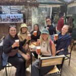 Viajar para Bariloche: grupo de amigas brindam com cervejas artesanais em bar ao ar livre na Patagônia - Vale Liberdade