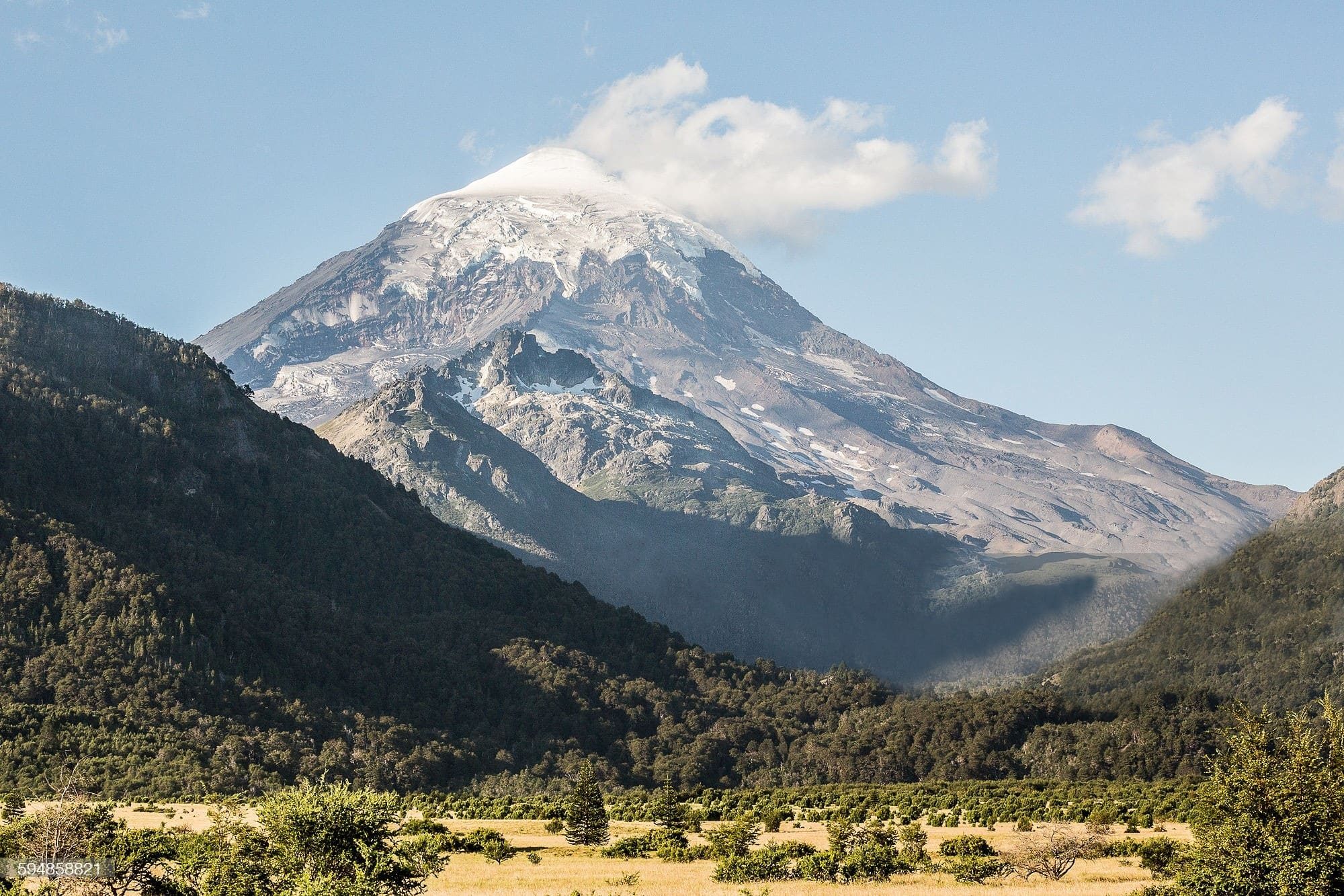 Vulcão Lanín: pessoa fotografando paisagem de montanha em trilha de altitude - Vale Liberdade