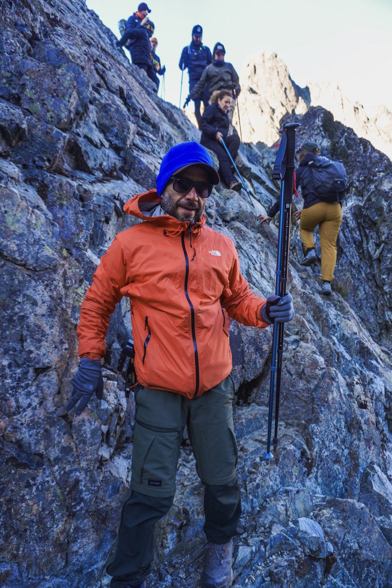 Vulcão Lanín: Grupo de alpinistas descendo parede rochosa na Patagônia argentina - Vale Liberdade