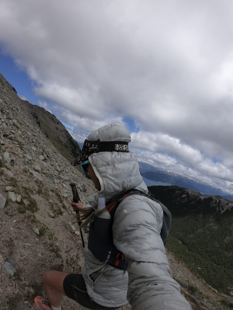 Vulcão Lanín: alpinista equipado escalando parede rochosa íngreme na Patagônia argentina - Vale Liberdade