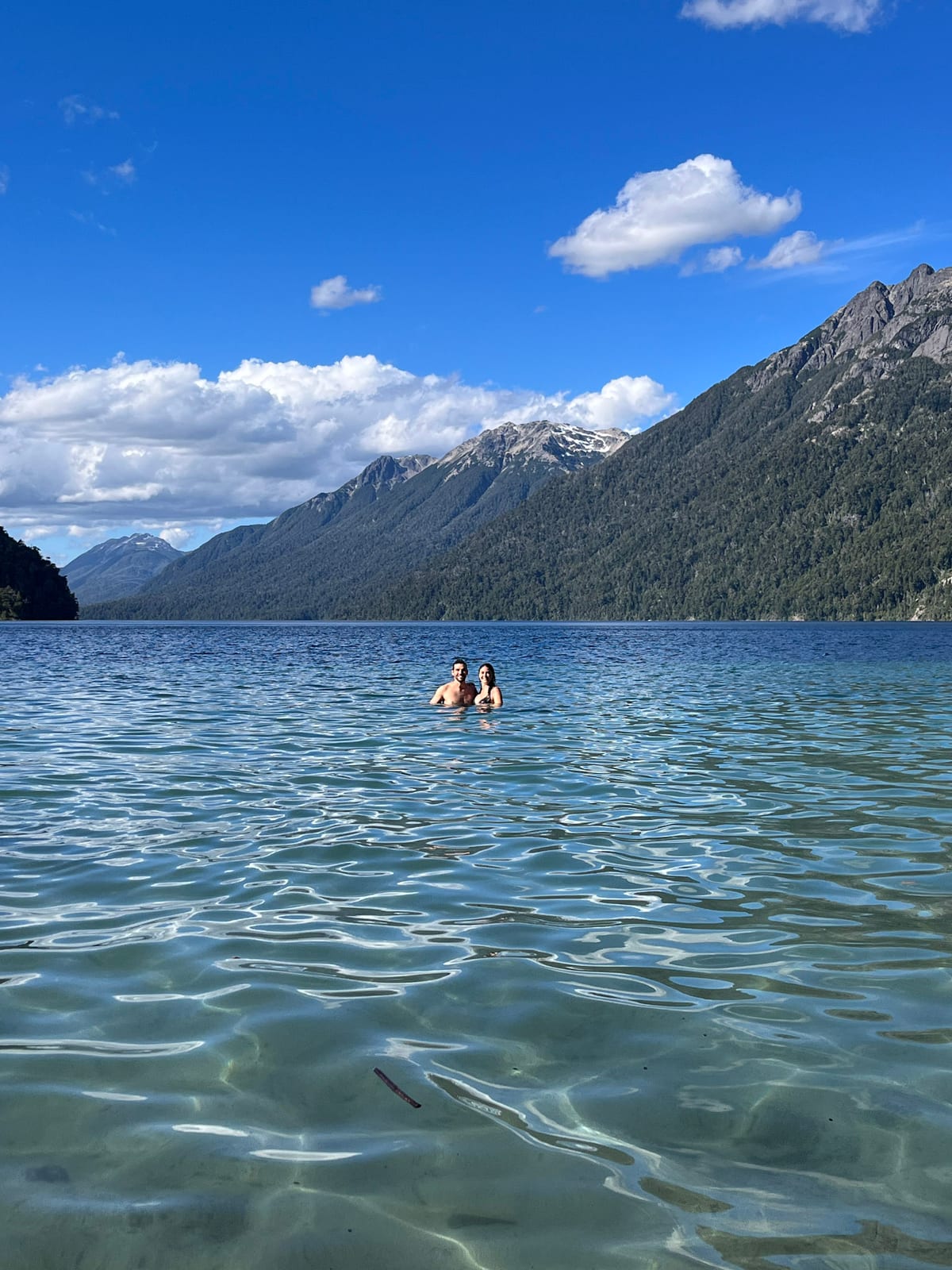 Banho no lago em um dia quente de verão em Bariloche