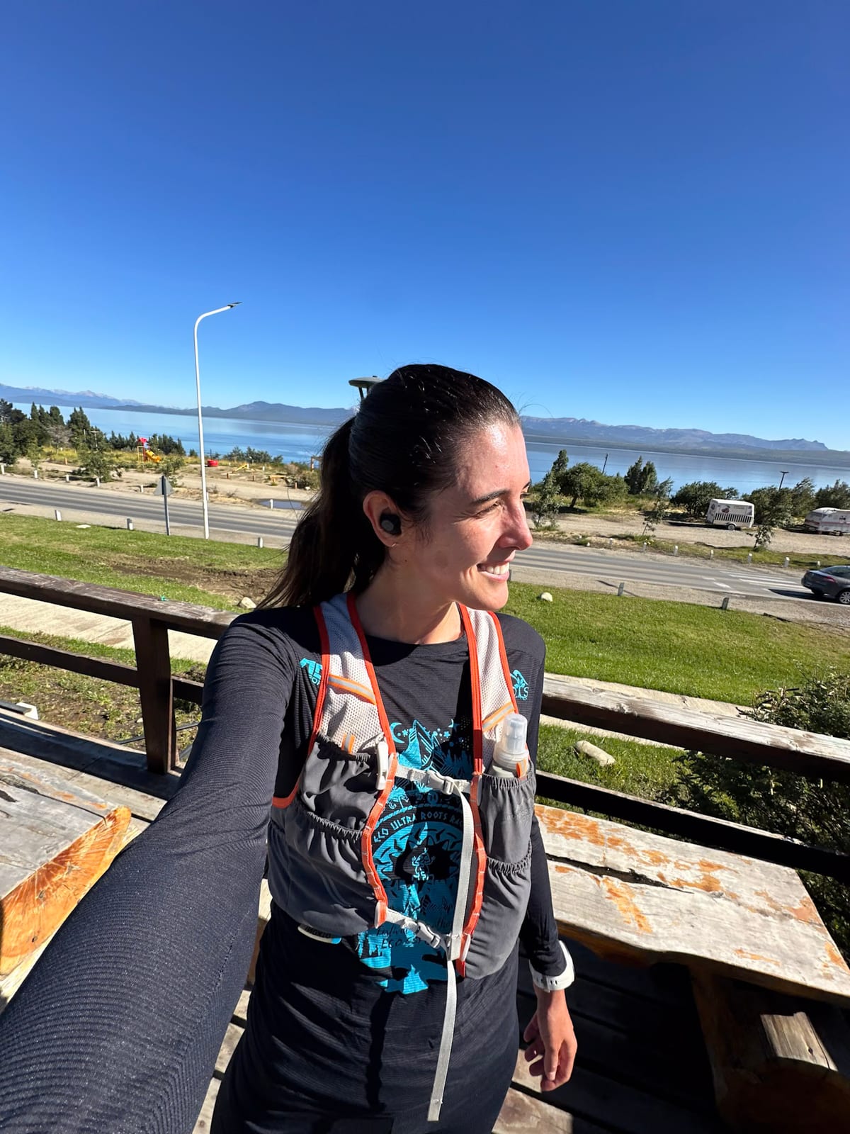 Dia a dia tranquilo em Bariloche, com a cidade e o lago ao fundo