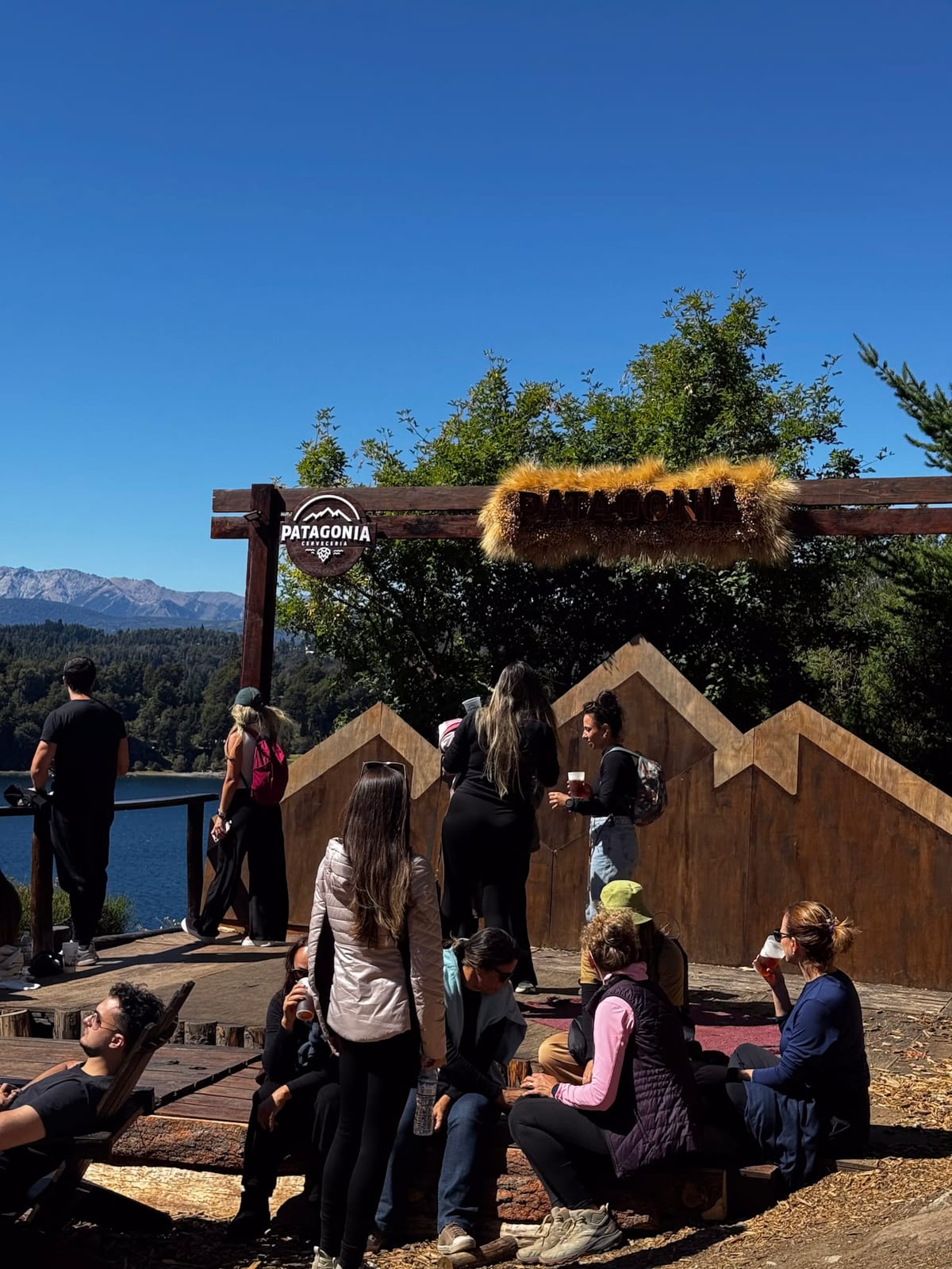Turistas em um mirador de Bariloche com vista para o lago Nahuel Huapi
