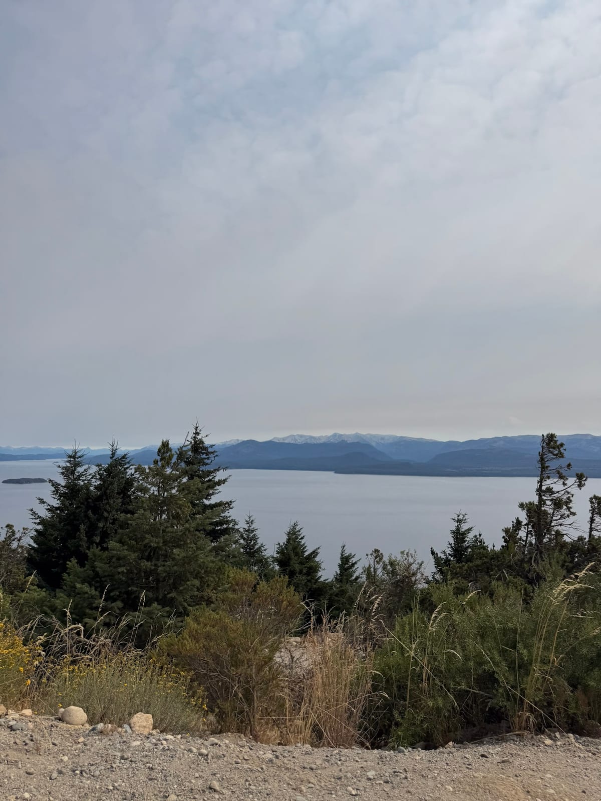 Lago Nahuel Huapi sob o sol do verão em Bariloche