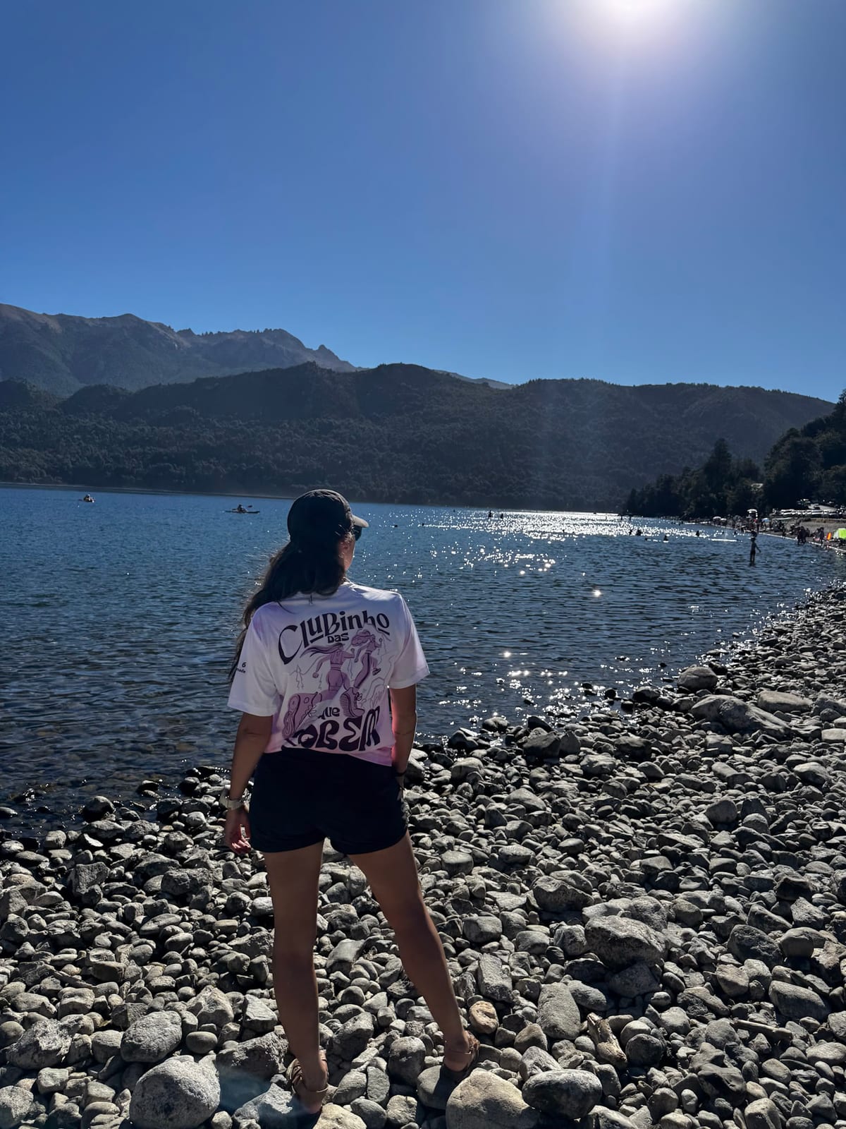 Praia de pedras às margens do lago Nahuel Huapi no verão de Bariloche