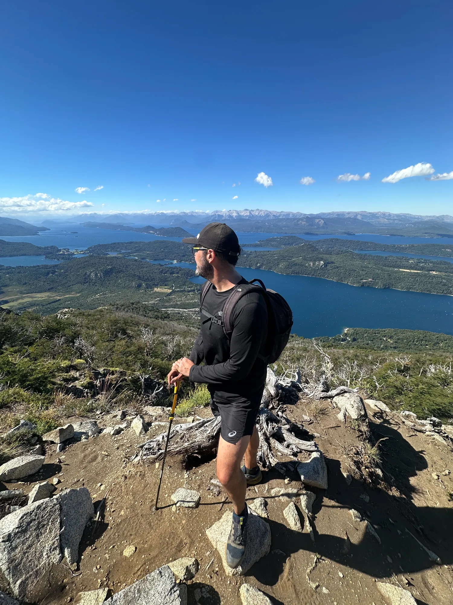 bariloche em março: Trilheiro no cume de montanha em Bariloche com vista panorâmica do Lago Nahuel Huapi e ilhas ao fundo, Patagônia argentina