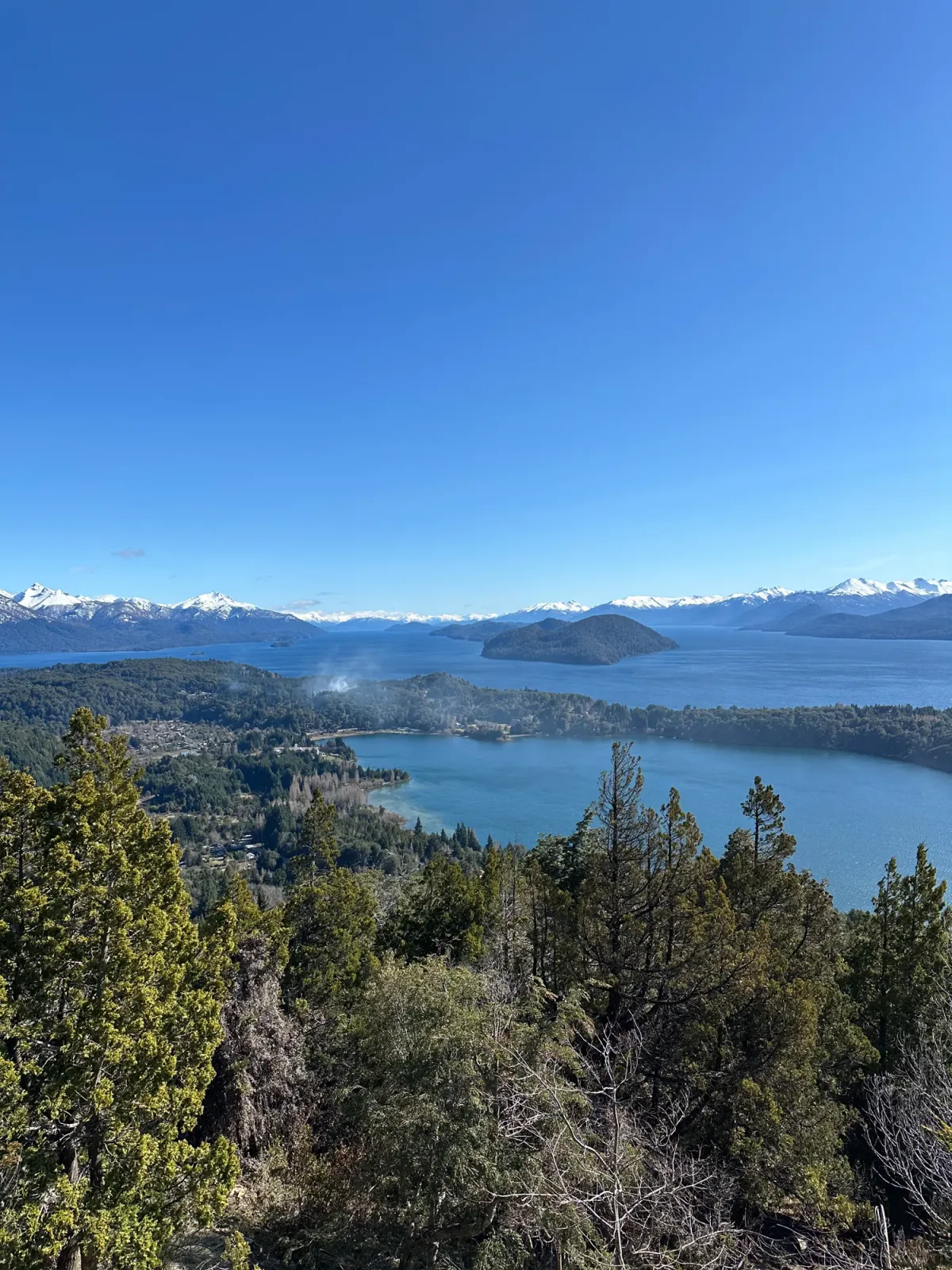 cerro campanario: Vista do Lago Nahuel Huapi com ilha ao centro, floresta de ciprestes e picos nevados da Cordilheira dos Andes ao fundo em Bariloche