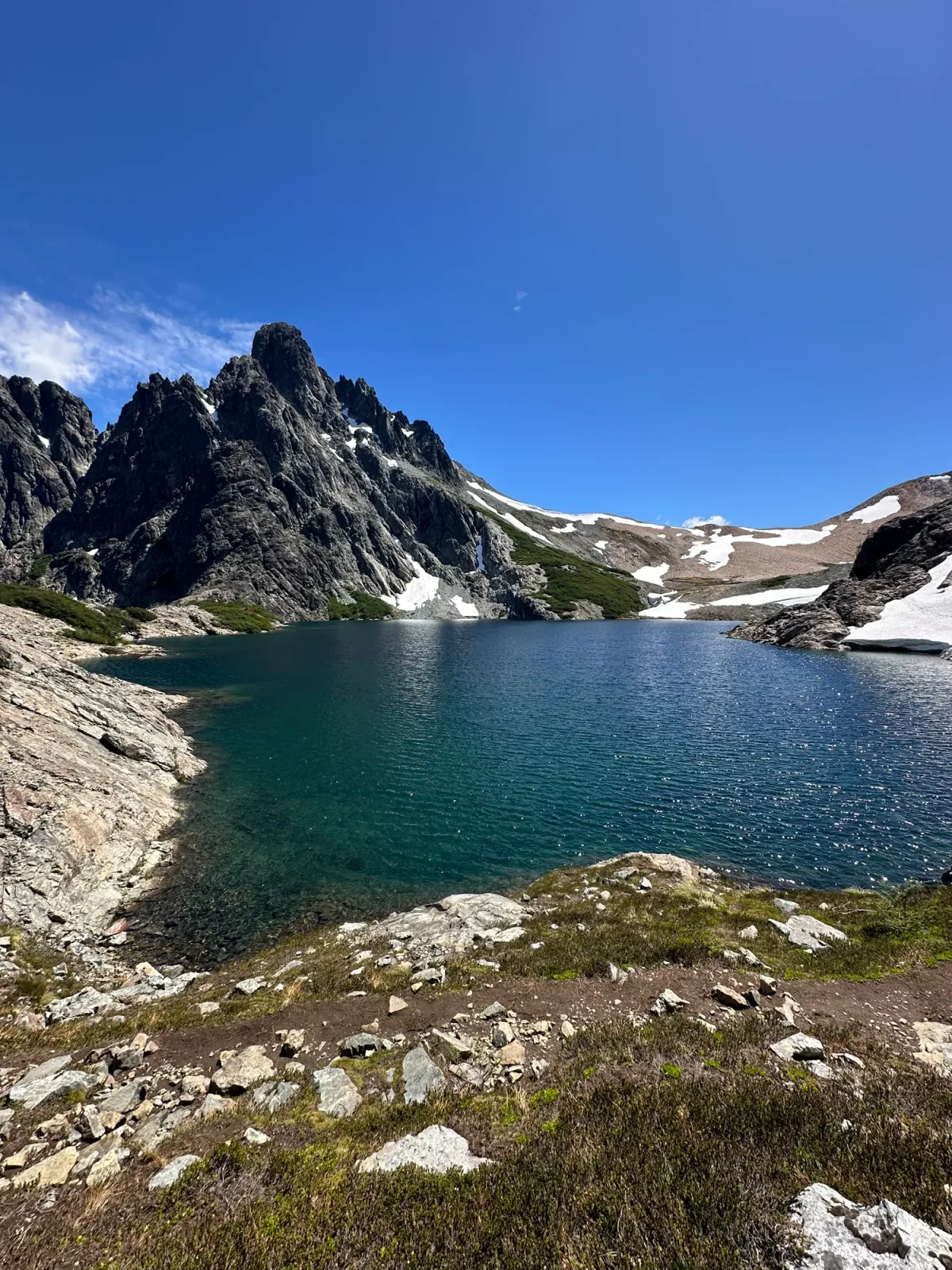 Laguna Negra Bariloche: Lago de montanha com águas turquesa e picos nevados na Patagônia argentina, perto de Bariloche