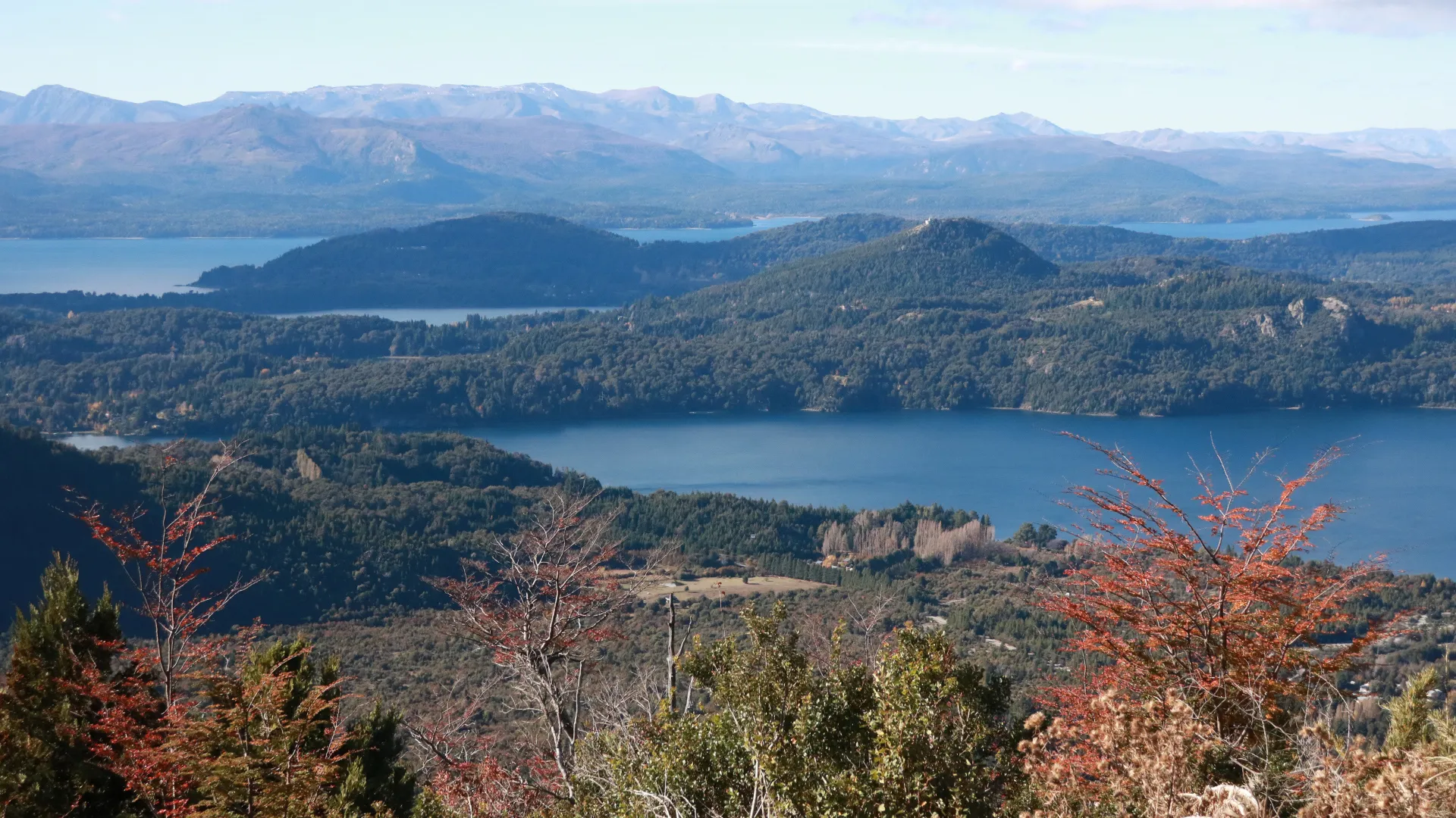 quanto custa viagem bariloche: Vista panorâmica do Lago Nahuel Huapi e das montanhas de Bariloche, Patagônia argentina