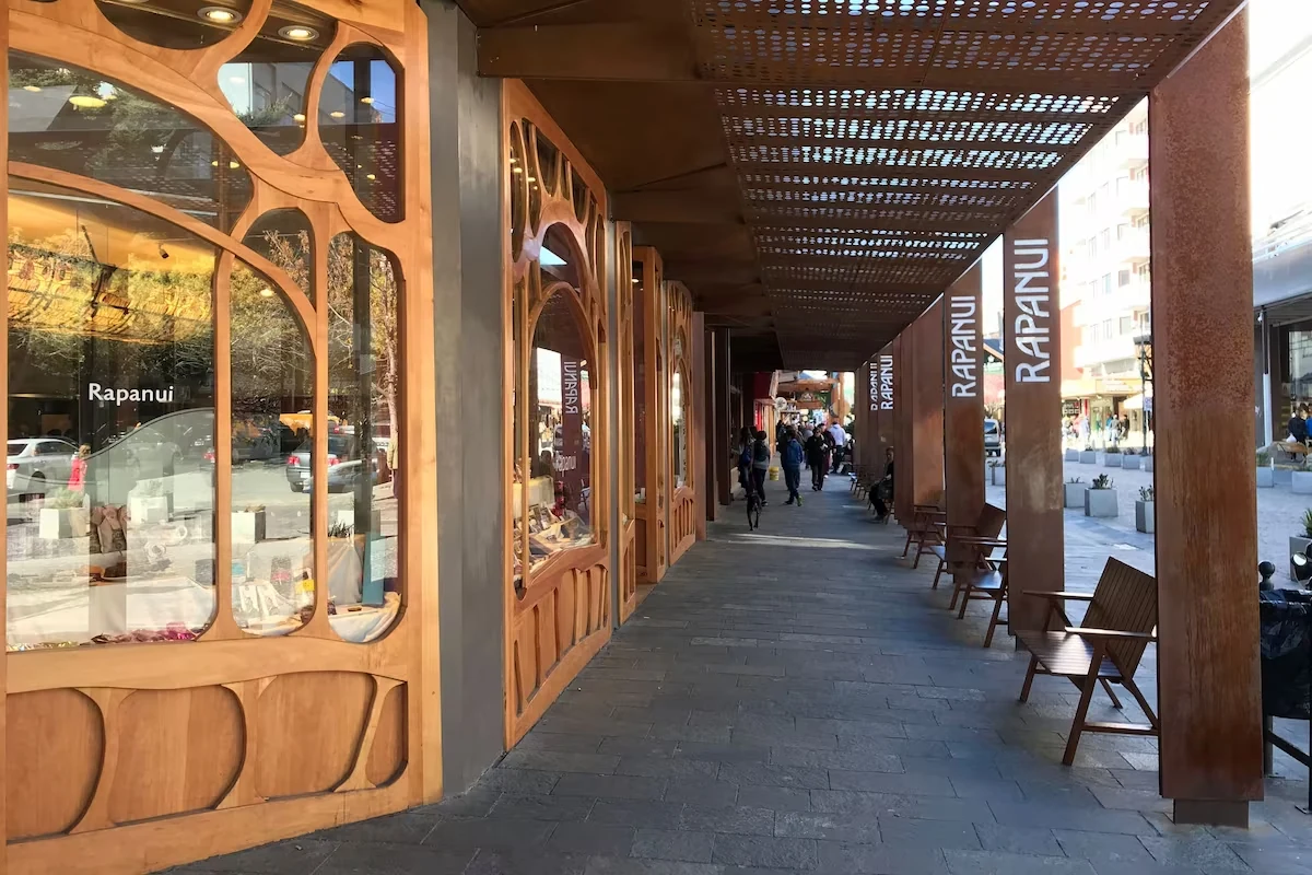 Fachada da Rapanui na rua Mitre, uma das paradas clássicas da rota do chocolate em Bariloche